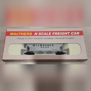 Walthers N Scale Milwaukee Road PS 4427 Covered Hopper